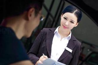 无圣光照耀下，爱丝的丝脚在路上安静地散步，真的好迷人