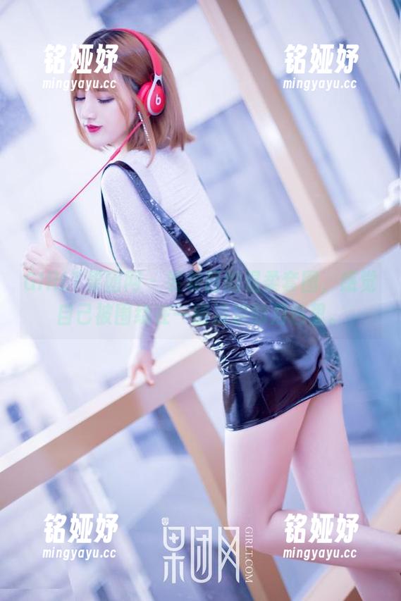 GIRLT果团网-裴希西 GIRLT果团网 - 裴希西的温柔套图,感觉自己被围绕在一圈淡淡的月色里。