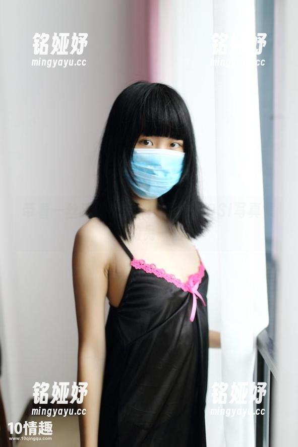 带着一丝戏谑的专用泳装：ROSI写真集里的另一面
