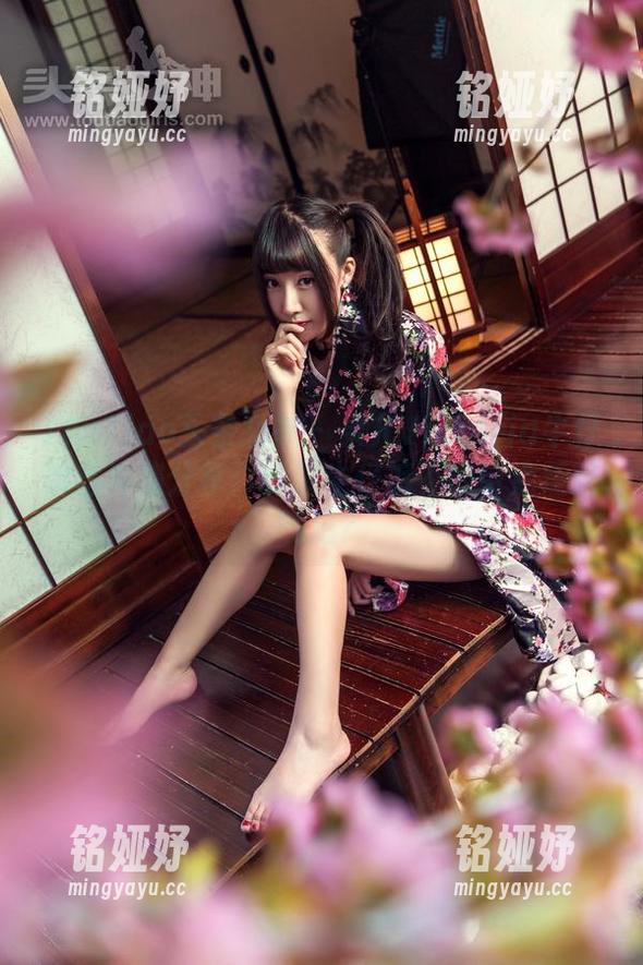 TouTiao头条女神-果儿Victoria TouTiao头条女神 - 果儿Victoria牛仔裤写真集分享:谁说牛仔裤不能带点叛逆气息?