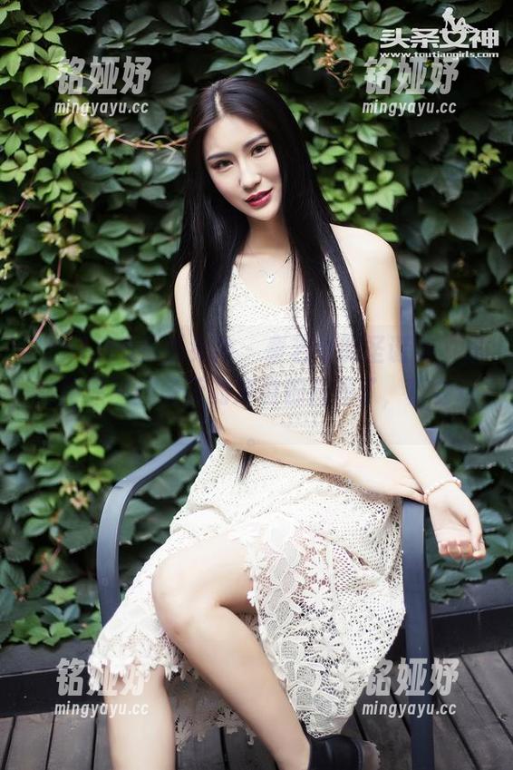 TouTiao头条女神 - 秦若兮的圣诞节，居然用原图把冬天的凉意都挡住了，真会玩。