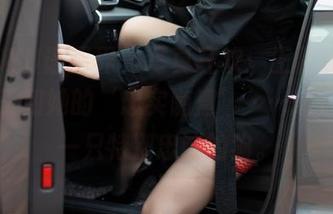 XIAOYU语画界 - 写真狂欢：王馨瑶yanni女王和她的‘忠实随扈’……哦，那是一只特别忠诚的狗。