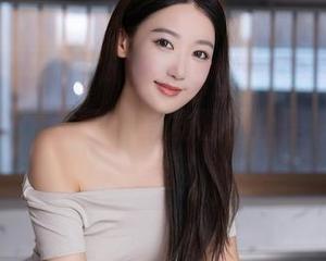 Xiuren秀人网 - 在土肥圆Caro的职业装写真集中，你可能会发现不止是办公室气息。