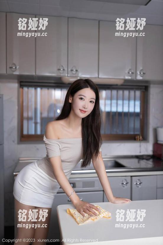 Xiuren秀人网-土肥圆Caro Xiuren秀人网 - 在土肥圆Caro的职业装写真集中,你可能会发现不止是办公室气息。