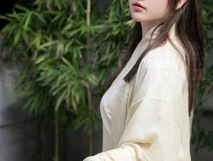 Xiuren秀人网 - 私房写真新体验：白洁Bessie的修女风格，既严肃又似乎有点撒娇？