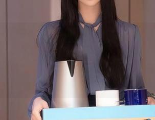 Xiuren秀人网 - 图片中的诺诺Nono与旗袍：有点轻松，又带着一丝…更深的涵义？不说了，自己想吧。