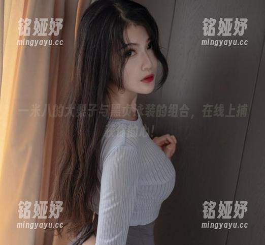 一米八的大梨子与黑贞泳装的组合，在线上捕获你的心！