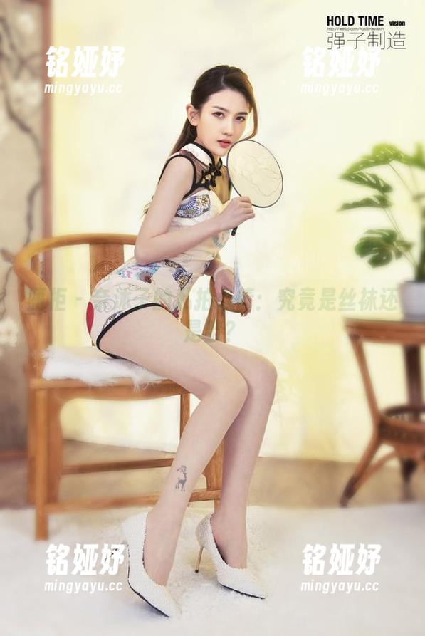 丽柜-奈沐子 丽柜 - 奈沐子的私拍心情:究竟是丝袜还是茧?