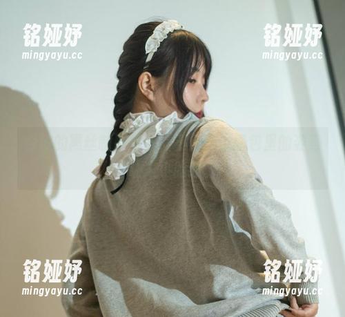 今汐 今汐的黑丝制服写真,不得不说图包里的姿势让人小脸红。