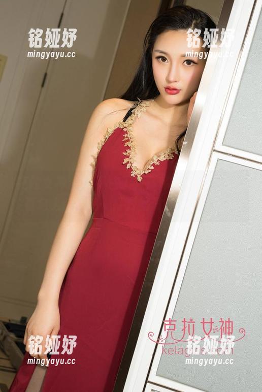 克拉女神 - 忍不住了，小芹的白丝美图简直勾人，图包一打开就没办法不心动。