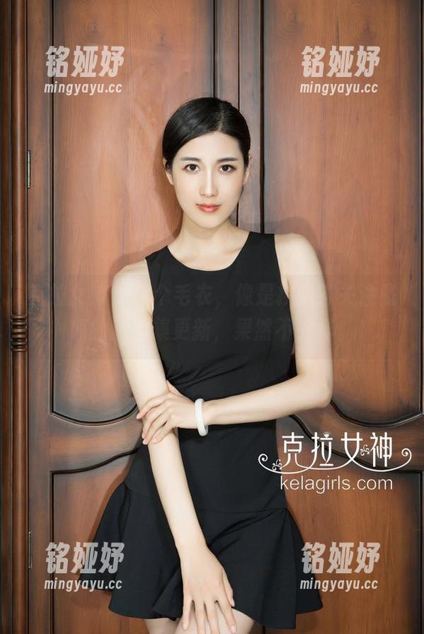 克拉女神 - 换个毛衣，像是换脸？关注雅楠的新图集更新，果然不一样。