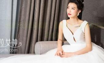 克拉女神 - 私房风的泳池摄影，看到高子琁的原图就像在旁听一场派对