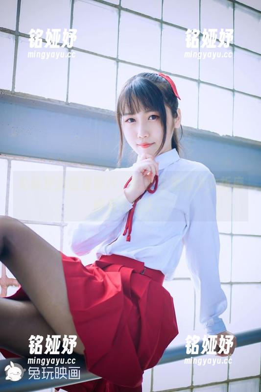 兔玩映画这组照片，把教室里的少女折磨得有点迷人。