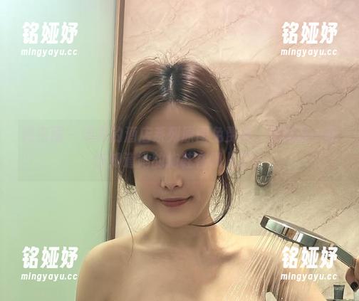 奶雯 微密圈 - 奶雯的酒店系列原图免费送,关键是…我想知道她的拖鞋在哪儿了?