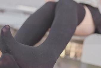 宅夏yoko原图：泳装与妹汤，真让人担心她的泳圈有没有围上。