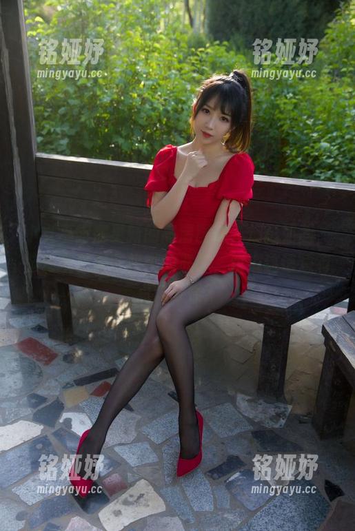 小女巫露娜更新的高清图册，烟影如画，脑海中总有些模糊的联想，难道这语境有点儿奇怪？