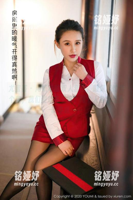 尤蜜荟-周妍希 尤蜜荟 - 周妍希的双人套图,顺便帮忙开个车,我们到底在干嘛?两个人各自低头玩手机……