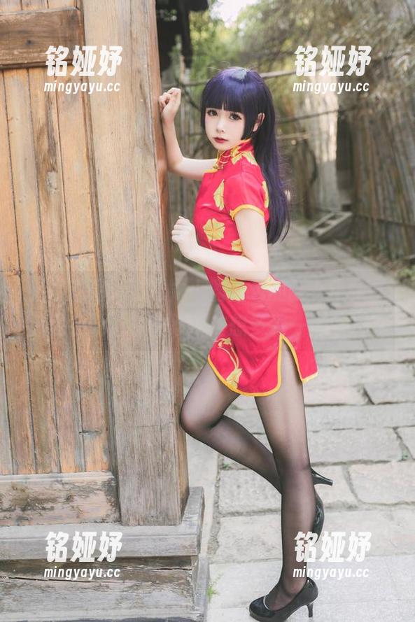 看高清图：巧克力小圆面包的新春旗袍，怎么会让人有种忍不住想多看一眼的冲动