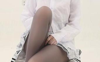 幼爱youmeko的灰丝游泳秀，樋口圆香全套写真，别说，满眼都是好奇。