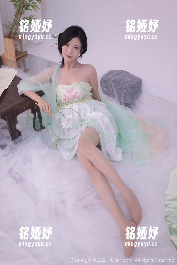 抖娘利世的万圣节写真：我还在思考是谁更吸引注意力，万圣节小鬼还是她？