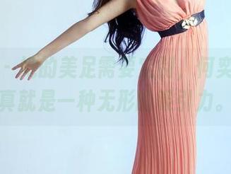 推女郎 - 她的美足需要定制，何奕恋的写真就是一种无形的吸引力。