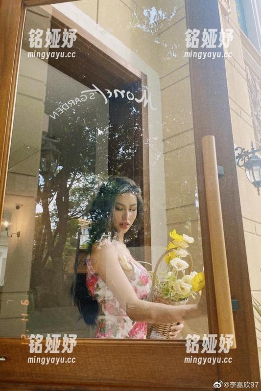 微密圈 - 最新！图包直击——李嘉欣97与她的姐姐，悄悄的她！