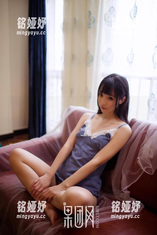 果团网-龚玥菲 果团网 - 显然,龚玥菲的制服写真不是普通的‘在校服装’,而是一种新纪元的象征。