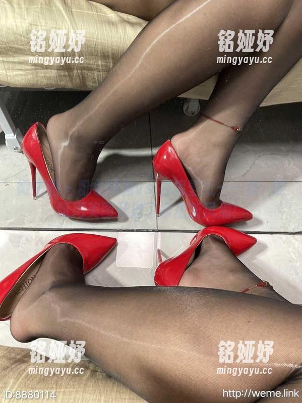 微密圈 - 粉色睡裙vs.白墙壁纸——桃沢樱呀用美图开启了家居新风潮！