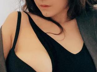 樱晚gigi的新cos作品上线！这双海报上印着的美脚，估计可以开个“美腿”工厂了！