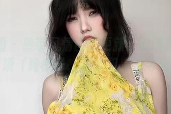微密圈 - 热带风情图集更新：琳铛铛的铁人三项（喝椰子、晒太阳、扮可爱）！