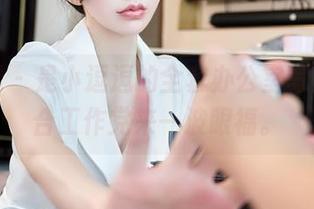 秀人网 - 是小逗逗的全套办公室写真，适合工作党来一波眼福。
