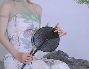 秀人网 - 看完章芃芃的裸足写真，我竟然关注了她的脚趾动作，天哪，这是怎么回事？