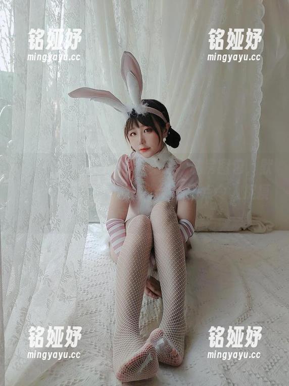 看到穆零Mu0的“小兔子”私房图包，默默想，这兔子真会摆姿势，有点令人捉摸不定的可爱。