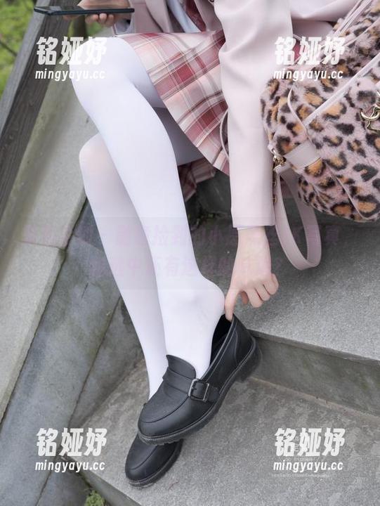 紧急企划-小恩 紧急企划 - 随意捡到的小恩黑丝JK写真,精选中还有这样的味道?