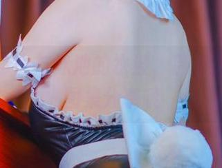 婀娜的身影与泳池的水波，别错过韶陌陌图集分享哦