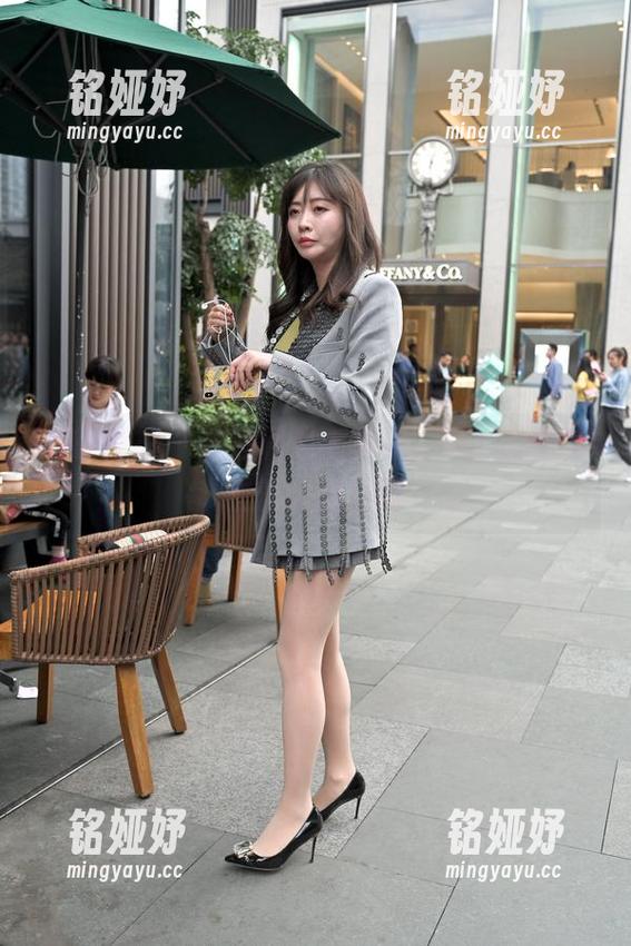 魔镜街拍 - 当福利遇上粉裙，婷婷的销售主管超甜日常