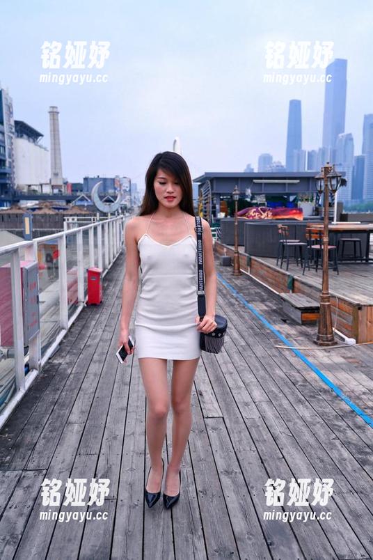 魔镜街拍 - 别被艾小青的私房旗袍迷了眼，其实是街拍的高难度挑战。