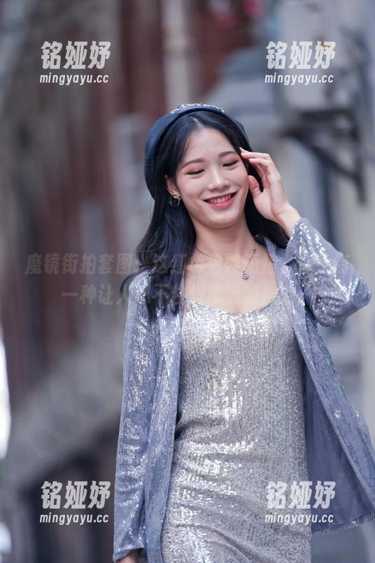 魔镜街拍 魔镜街拍套图:这红色包臀短裙,似乎有一种让人忍不住想靠近的魔力。