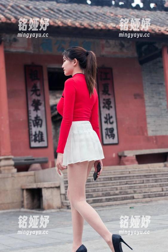 魔镜街拍公司火热推出无圣光微胖美女图集，肉丝袜的诱惑在慢动作中绽放。